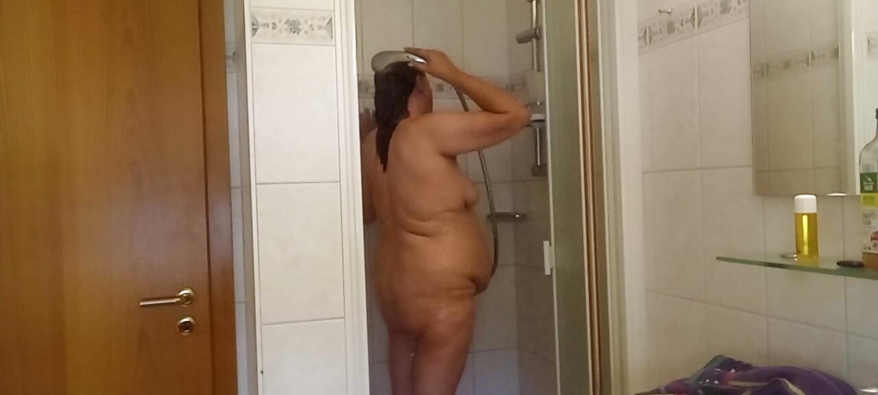 Volwassen Duitse MILF 52 onder de douche met een mollig lichaam onder de douche
