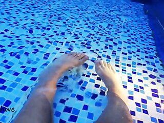 Fetiche de pies en una piscina grande