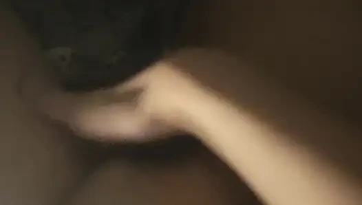 Bir bakire kendi kendine mastürbasyon yapmaya çalışıyor