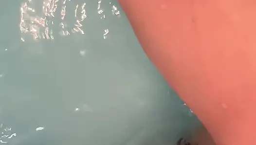 Ibu tiri mencoba merayuku di bak mandi