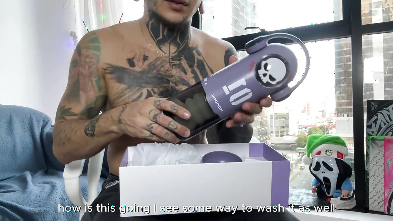 巨大な悪魔は新しいおもちゃで遊んで射精するまで続けます