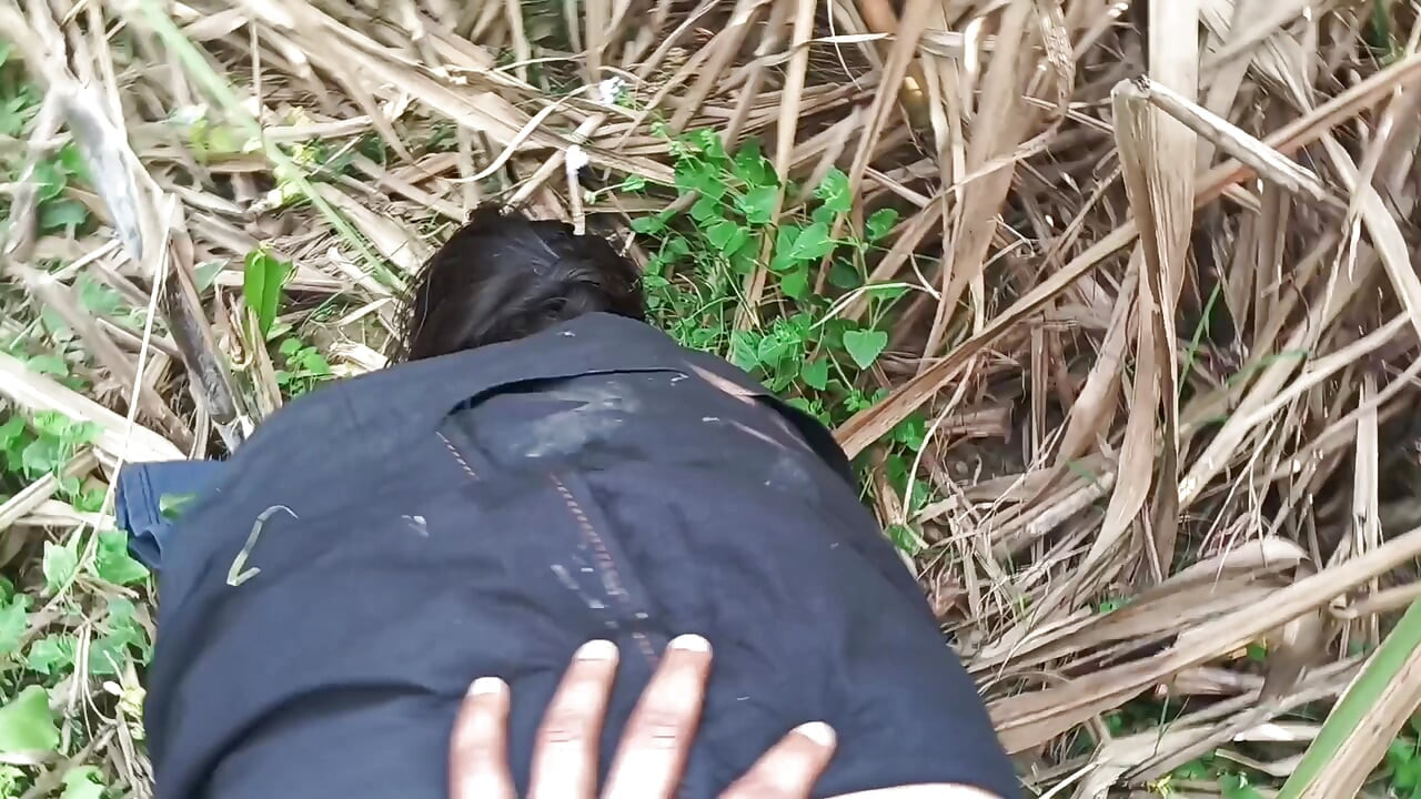 Badi gand wali bhabhi ki chudai ganne ke khet mein anal sex video desi bhabhi