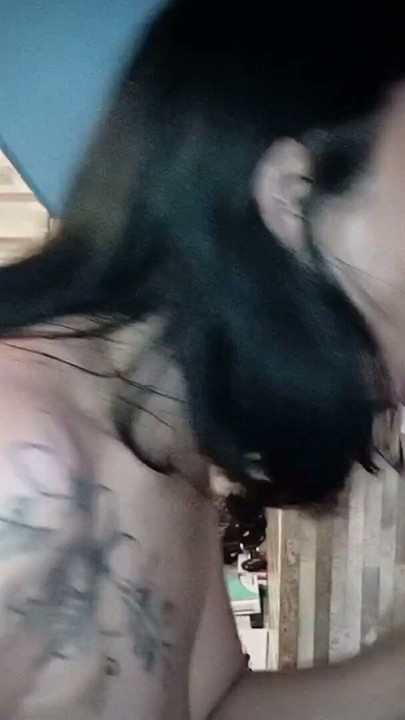 É assim que ele chupa um pau delicioso até o fazer gozar | Clip 2
