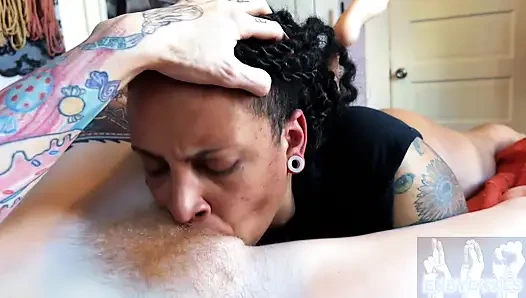 Istri pejantanku mengisap klitorisku dengan sangat baik sampai aku tidak bisa memegang kamera langsung!