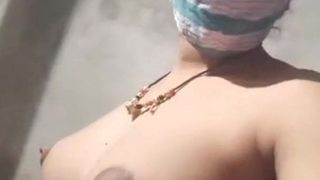 热辣的德西女孩正在展示胸部，视频