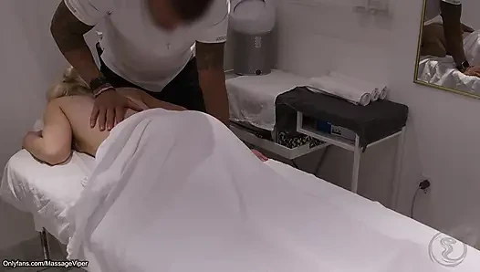 Klien Berganti Peran dan Berubah menjadi Tukang Pijat!
