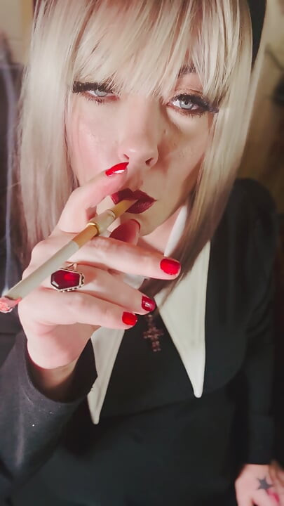 สาวคาทอลิกน่ารัก Tina Snua สูบบุหรี่คอร์ก - รุมโทรมและสแน็ปสวิงกิ้งมากมาย