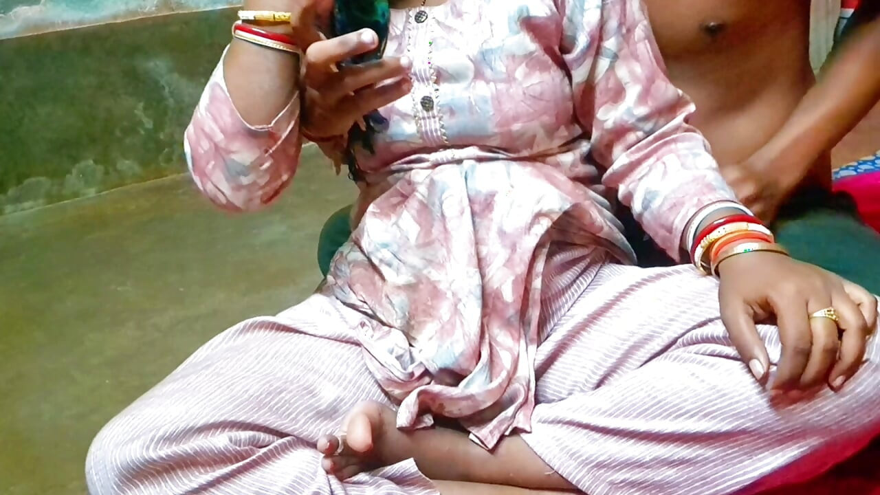 Bhabhi desi kampung India menunjukkan buah dada dengan kekasih