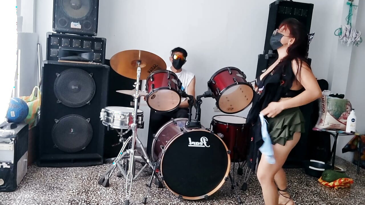 A melhor amiga faz uma dança sensual para o amigo enquanto ele toca bateria.