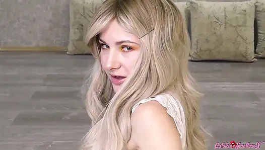 Bakış açısı ateşli sarışın işten sonra şehvetli bir şekilde büyük yarak emiyor - ağzına boşalma