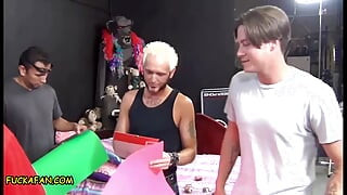 Jebi fana - božićni poklon za Vinsa iz Sakramenta Sofi Di, Niki Seks, Dženifer Vajt