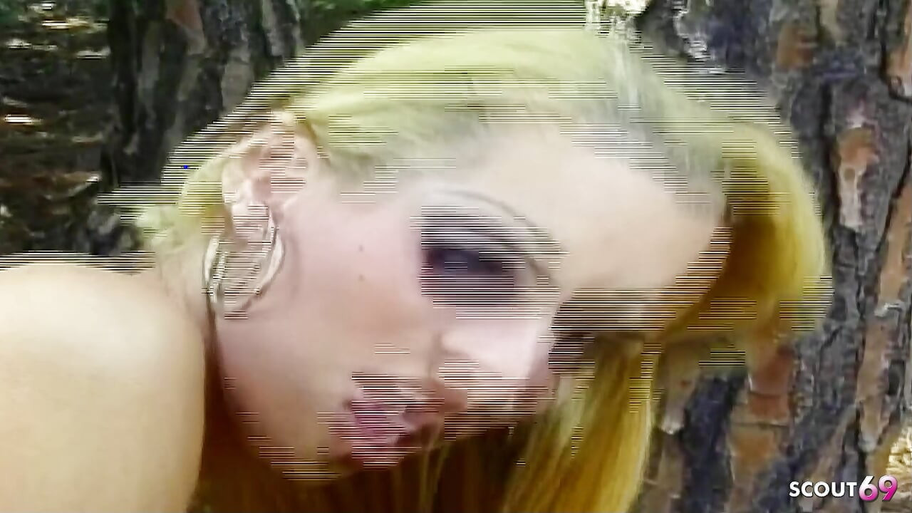 Blondynka Tranny pieprzy latynoskiego faceta na zewnątrz w dupie do wytrysku