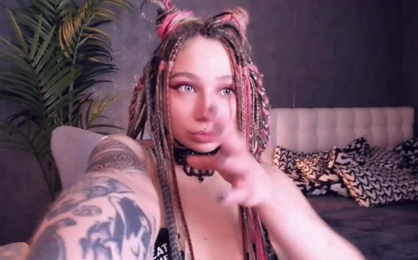Teen nymphomaniac sucks deep