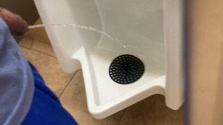 In eine Toilette pissen