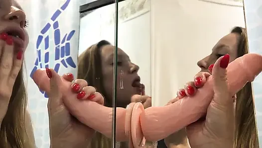 Saya berlatih blowjob dalam untuk penismu yang keras