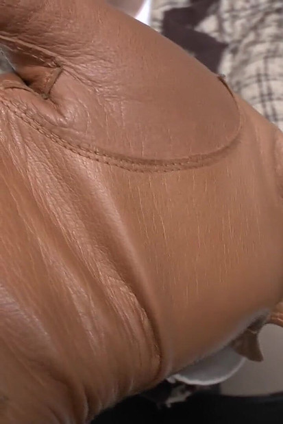 एक सत्र के लिए प्रस्तावना: कोड़े की दरारों से पहले चमड़े के दस्ताने सूंघना! Lady Victoria Valente