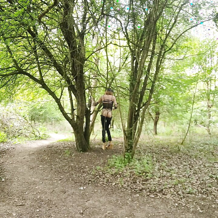 A Transvestite Whore in JeaN's👖G-STAR Raw shows off to the Voyeurs in the Forest of Brunoy at the NapoléoN VaneSsaBiTCHx PariSChienneTrvprod⁹