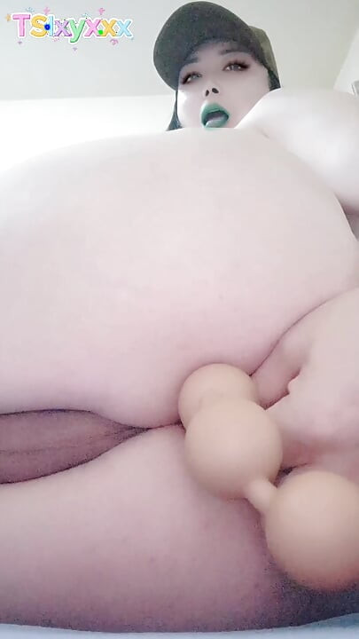 ตูดและหีใหญ่ของแม่สุกรเล่นกับของเล่นทําให้เธอจุดสุดยอดและถ่มน้ําเงี่ยนไหลเยิ้ม - TSlxy