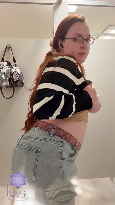 그녀는 그녀의 보지를 만져야만 했습니다!! 음란한 공공 화장실 자위