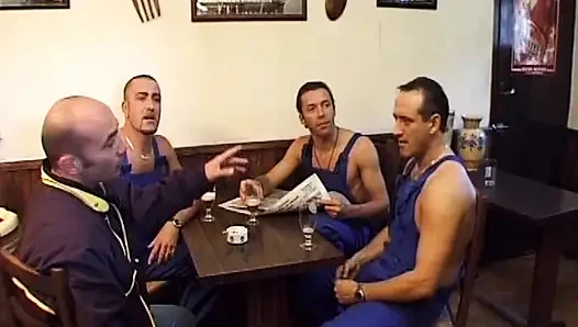 Minyon Fransız garson grup seks şovunda sikiliyor