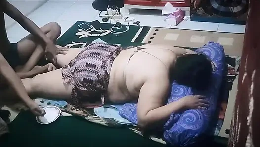 Mollige witwe wird während der massage geil