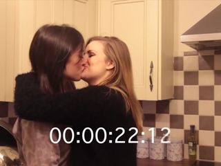 罗斯和罗西女同性恋亲吻！！
