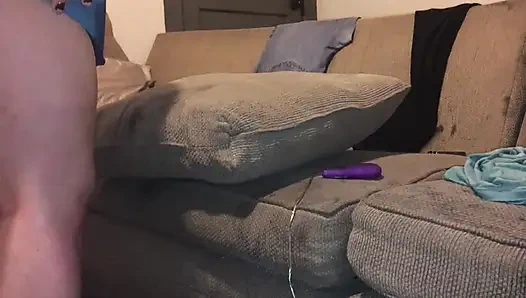 Tombul götlü evli kadın amını parçalatarak fışkırtıyor ve dölleniyor