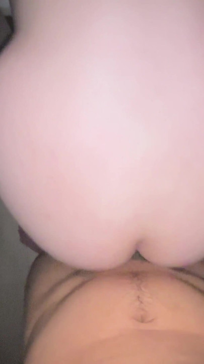 다른 방에서 남친이 게임을 하는 동안 뒤에서 몰래 따먹는 그녀