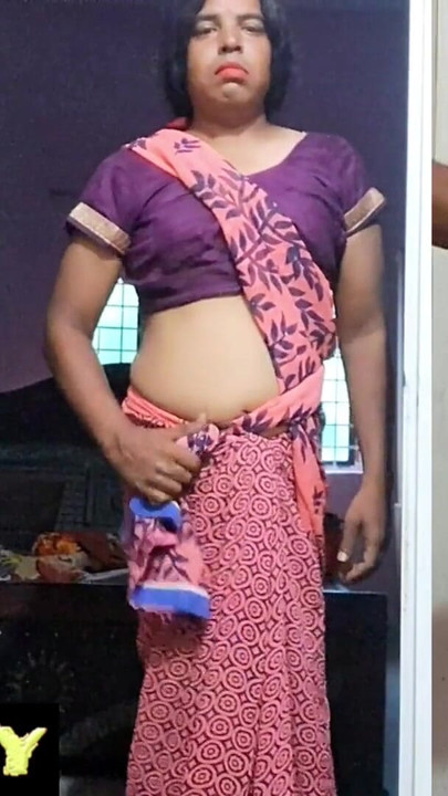 Sexysonu u ružičastom sariju pokazuje pupak | Isječak 1