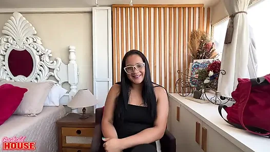 Raquel, застенчивая брюнетка, которая была действительно шаловливой, когда пришло время дать ее задницу