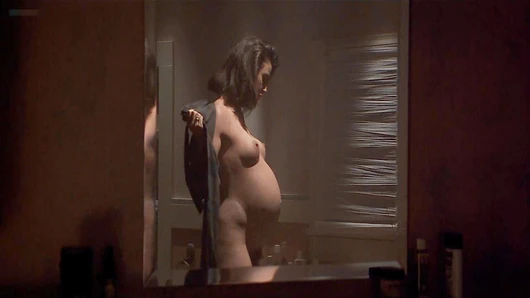 El arbusto desnudo y las tetas de Demi Moore en el tubo en una escena