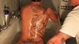 Novia tatuada puño en la bañera