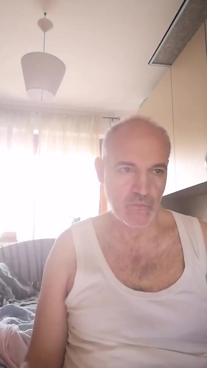 Mastürbasyon yapıyorum, bir arkadaşımın erotik videosunu izlerken izliyorum!