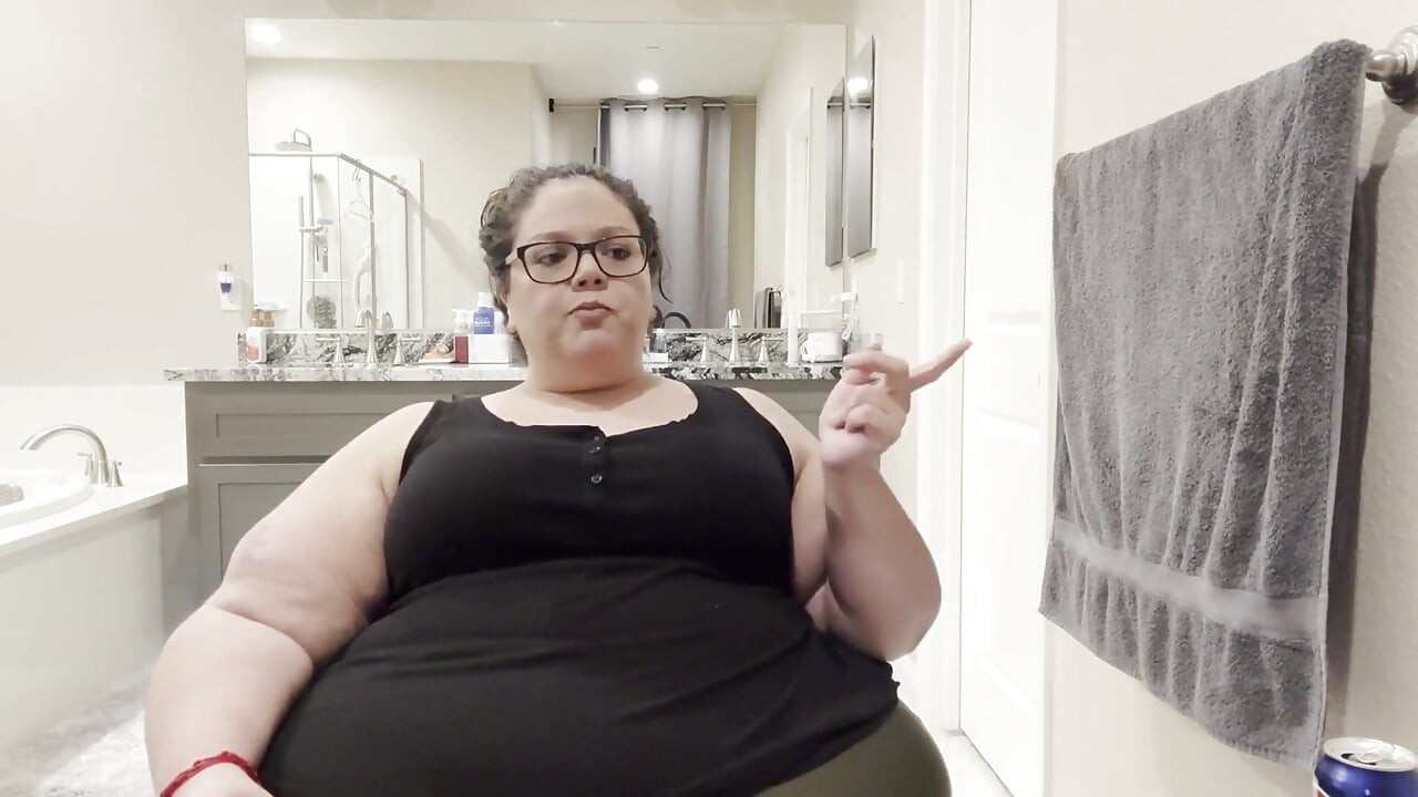 Plump Paradise: Snack N Chat