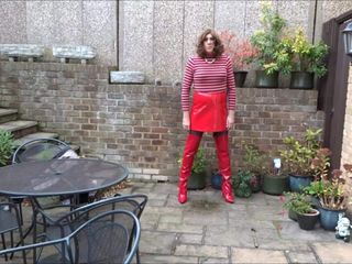 艾莉森 - 穿着红色pvc裙子和大腿靴子撒尿和射精