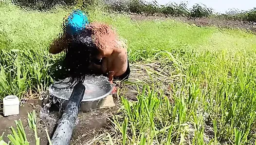 Kheton mein desi sauteli bahan Sadi utaar kar Naha Rahi Hai khula bathroom jungle mein bhabhi Naha rahi hai sasur ji ne deka outdoor Bahhroo