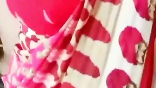 Aldatılan bir koca, seksi Desi karısının sari giymesini istedikten sonra güzelliğine hayran kalıyor.