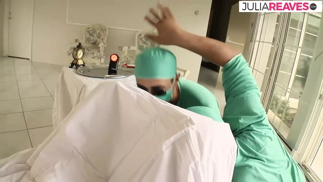 SKINNY BABE GETS FUCKED BY TWO MASSIVE COCKS TO CUMSHOT