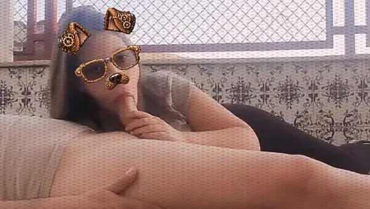 Сосет большой настоящий член