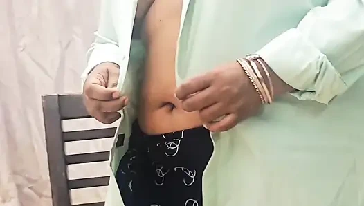 Indien, frau im rock, macht sich nackig