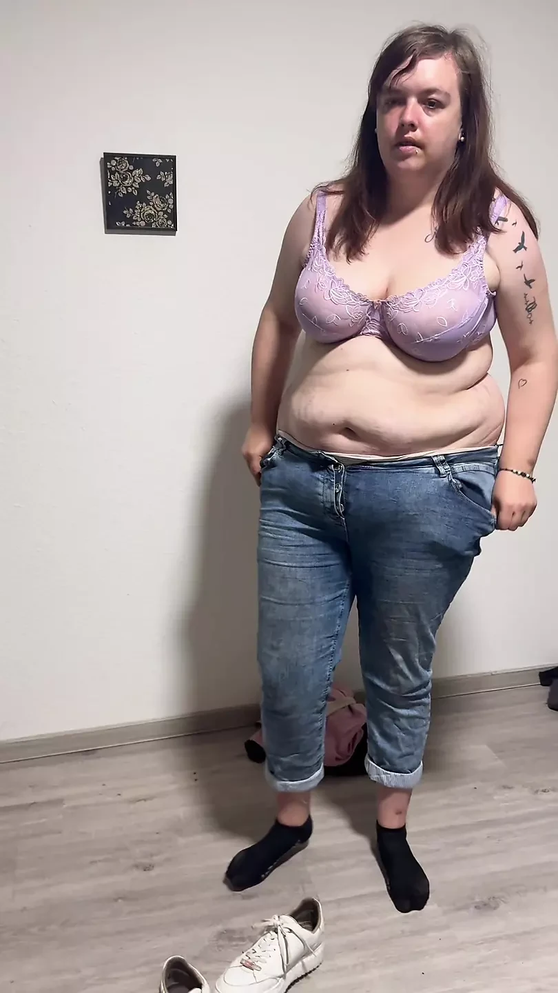 Novia con curvas se mima y es tomada apasionadamente por su novio