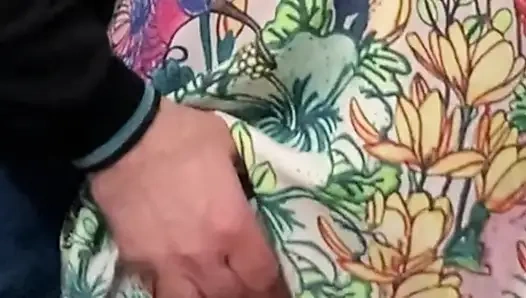 Orang asing lagi asik ngusap memek muncratnya di kereta bawah tanah