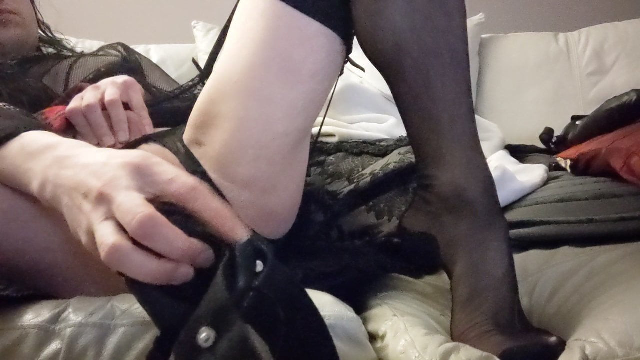Crossdresser fucked by big 8 inch dildo