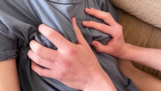 Adik tiriku yang nakal ngasih aku crot di toket remajanya, ngocok kontol dengan lembut