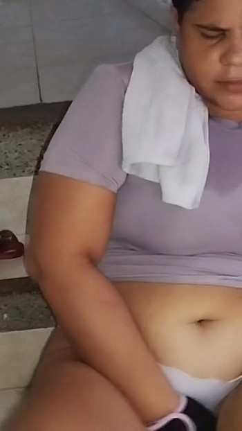 Kolumbianische bbw mit dickem arsch kommt aus dem fitnessstudio nach hause, berührt ihre muschi und masturbiert am ende, bis sie einen tollen orgasmus hat | Clip 1