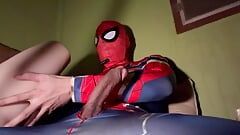 Spiderman follando muñeca sexual