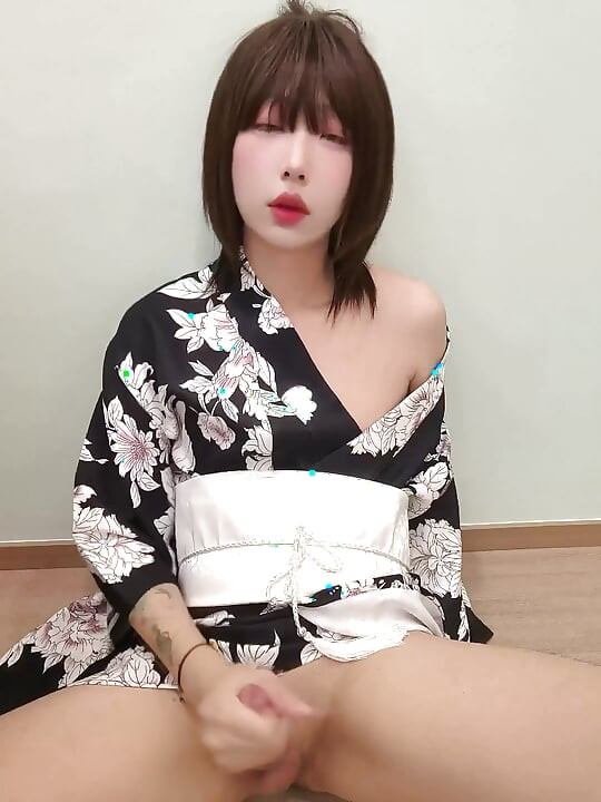 สาวสองเอเชียคนสวยสุดๆเล่นควยใหญ่ของเธอ คุณจะรับใช้ควยใหญ่ของเธอได้ไหม?