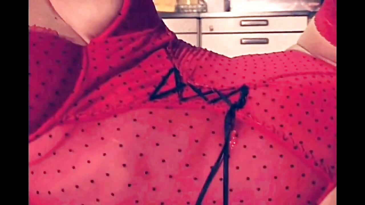 Máy bay bà già nóng bỏng trong bộ đồ lót màu đỏ bị đút nắm tay và đít với con cu giả to đen