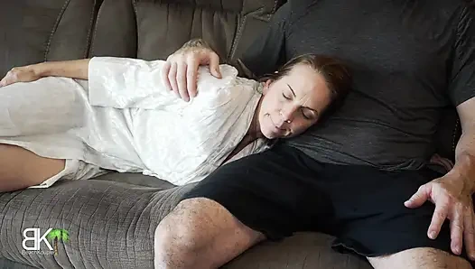 Mami und stiefsohn teilen sich eine couch! Aitsf230407