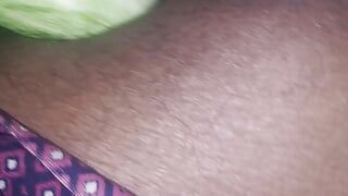 Bhabhi ki pussy me red chilly masala lagakar chata